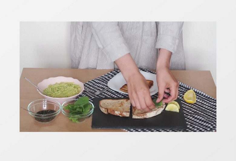 在烤好的面包上放青菜实拍视频素材