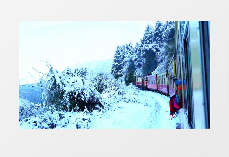 在雪山中行驶的火车实拍视频素材