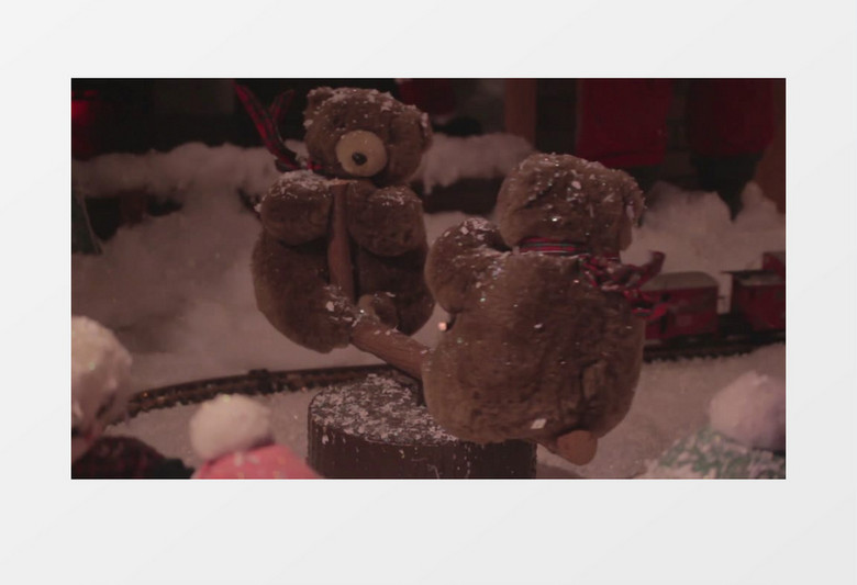 雪地中的两只小熊玩偶实拍视频素材