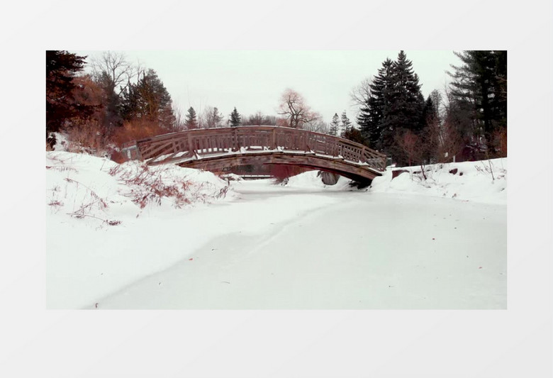 雪中河流小木桥实拍视频素材