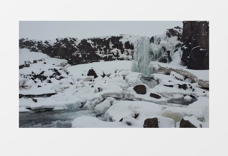 雪中湍流的小瀑布实拍视频素材