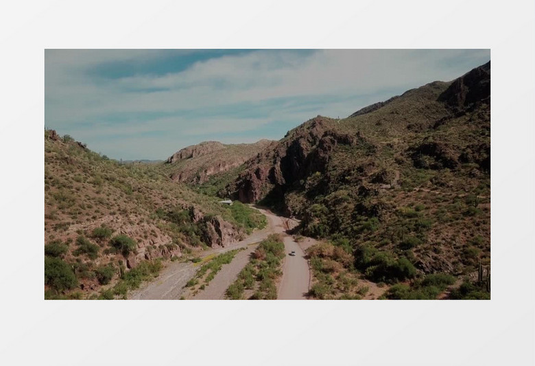 俯拍蜿蜒在山中的道路实拍视频素材