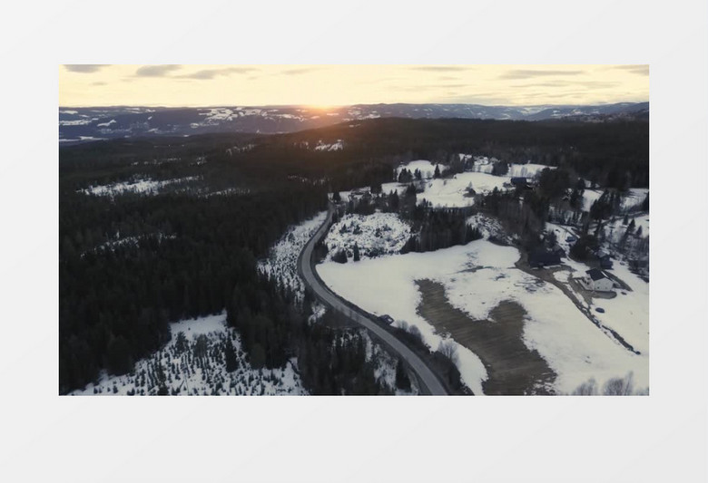 高清俯拍蜿蜒在雪林的道路实拍视频素材