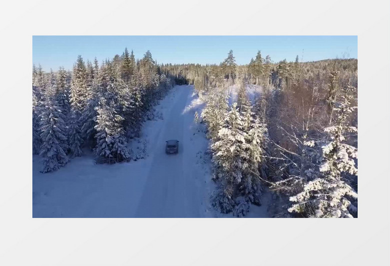 俯拍小车驶入雪景深处的道路实拍视频素材