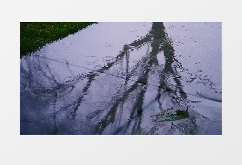 雨滴滴落在地面上实拍视频素材