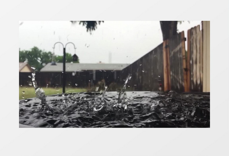 雨滴滴落在水面上的过程实拍视频素材