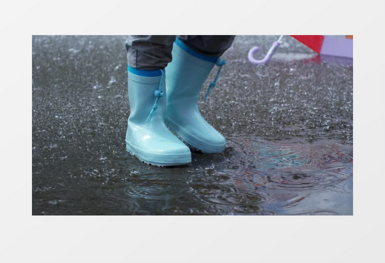 小女孩在雨中踩水实拍视频素材