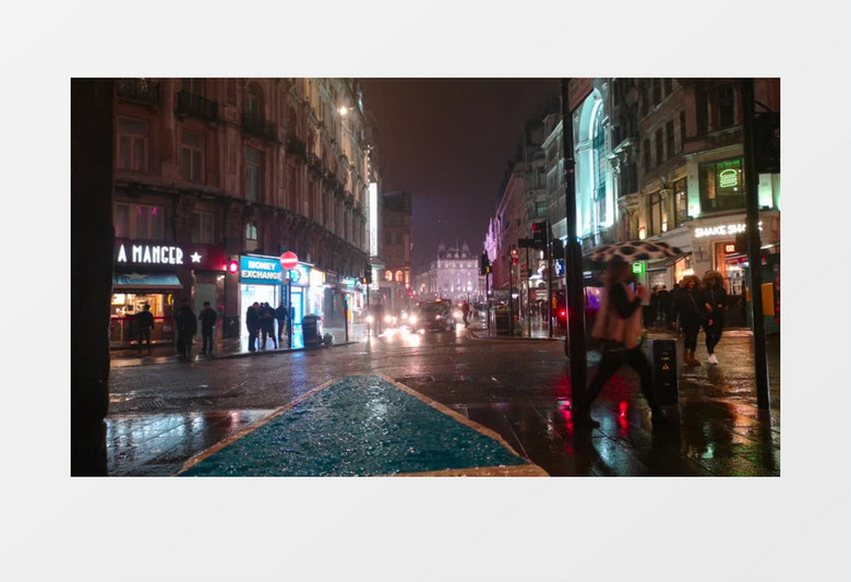 雨中的街道行人慢行实拍视频素材