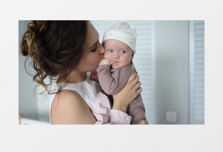 妈妈抱着小宝宝并亲吻他实拍视频素材