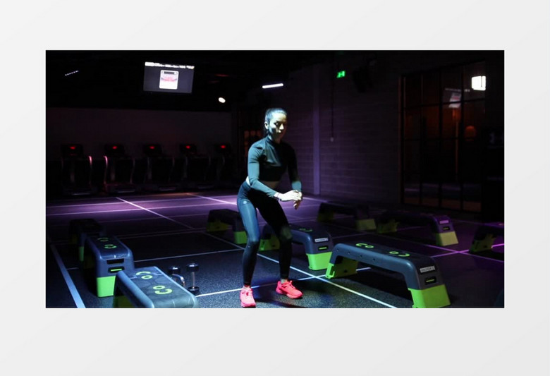 一个女人在做下蹲运动实拍视频素材