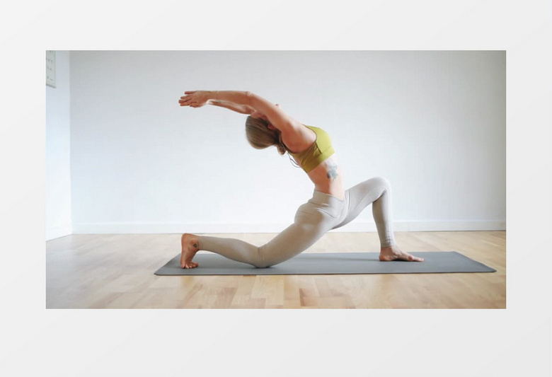 一个女人在做瑜伽拉伸运动实拍视频素材