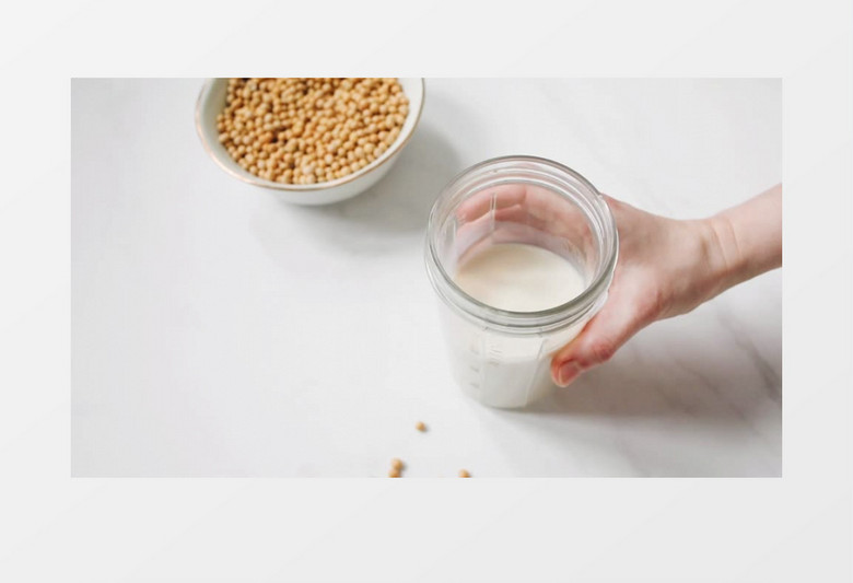 在杯中摇晃豆浆实拍视频素材