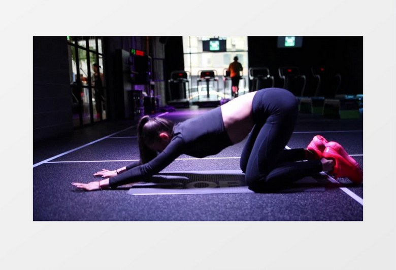 一个女人在做背部拉伸运动实拍视频素材