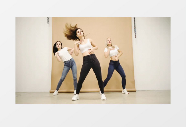 三个女人在跳舞实拍视频素材