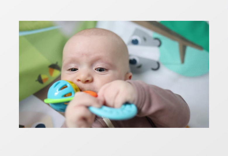 一个宝宝在咬磨牙玩具实拍视频素材