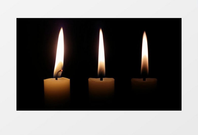 黑暗中燃烧的三根蜡烛实拍视频素材