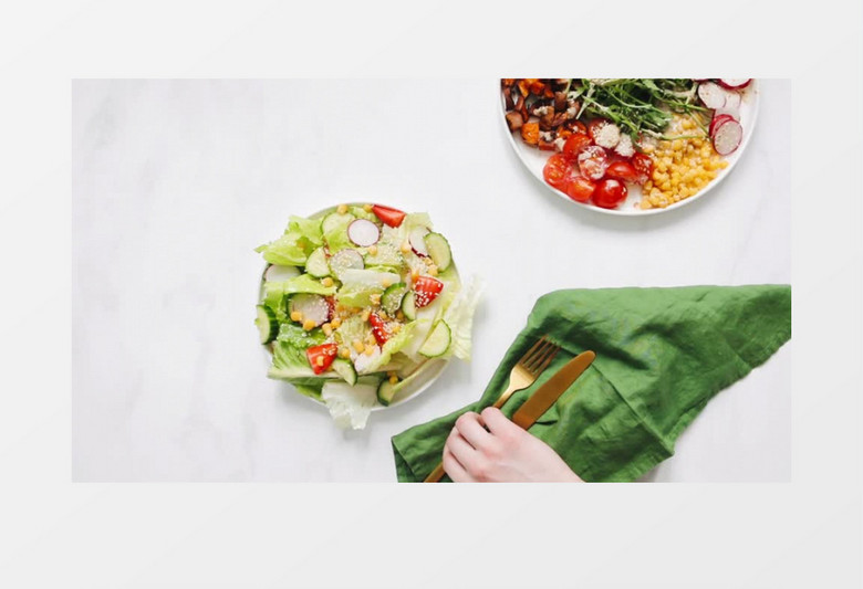 叉子叉起蔬菜沙拉中的黄瓜实拍视频素材