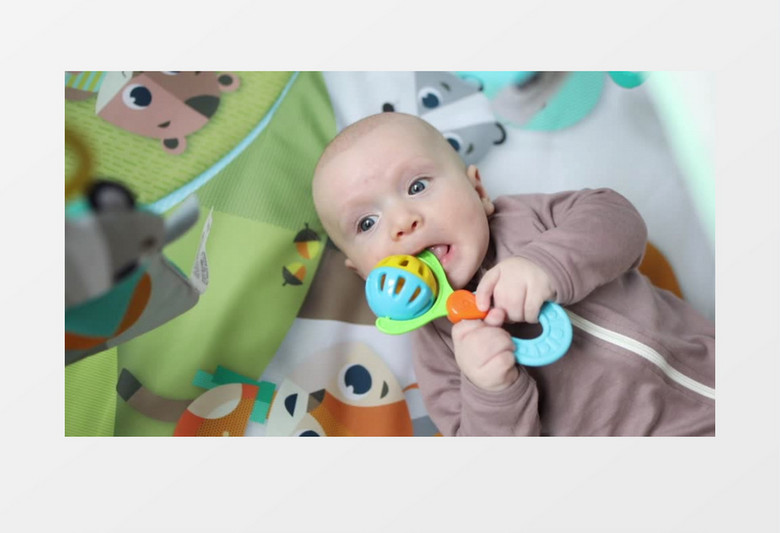 宝宝在咬玩具实拍视频素材