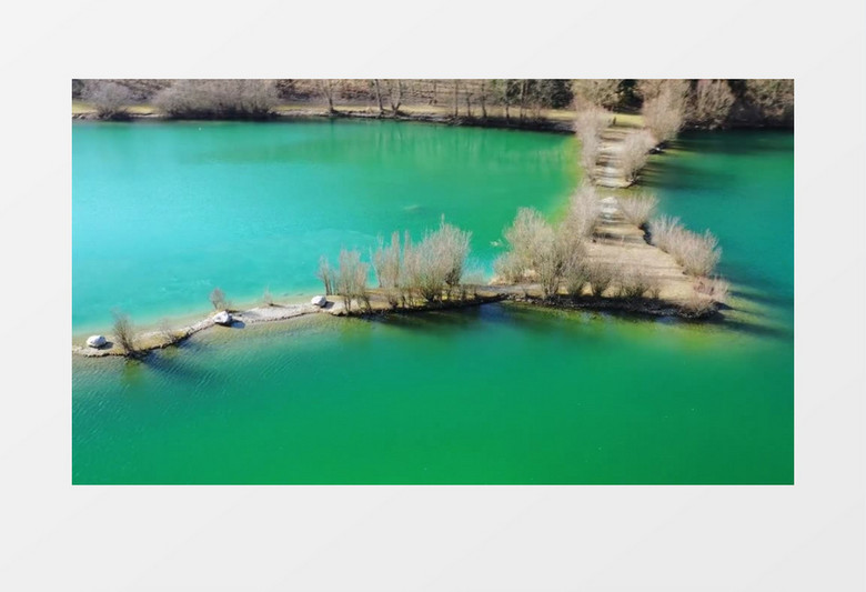 航拍碧绿的湖水中的小路实拍视频素材