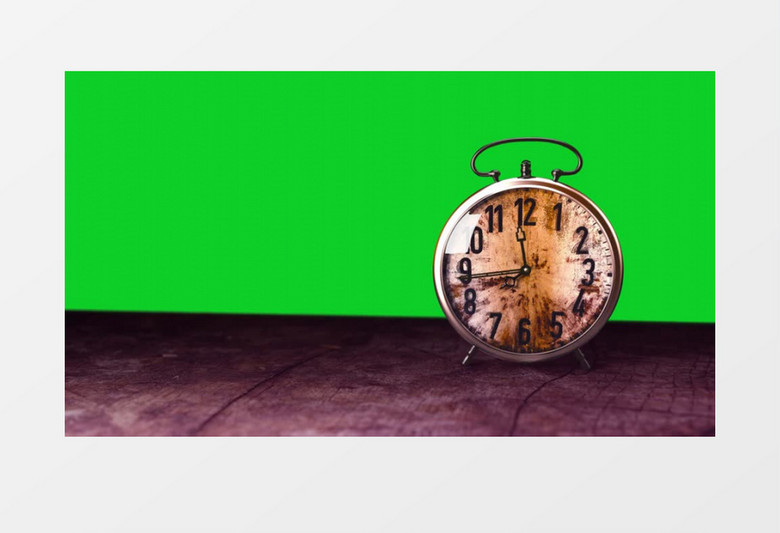 在木桌上不断走动的钟表视频素材