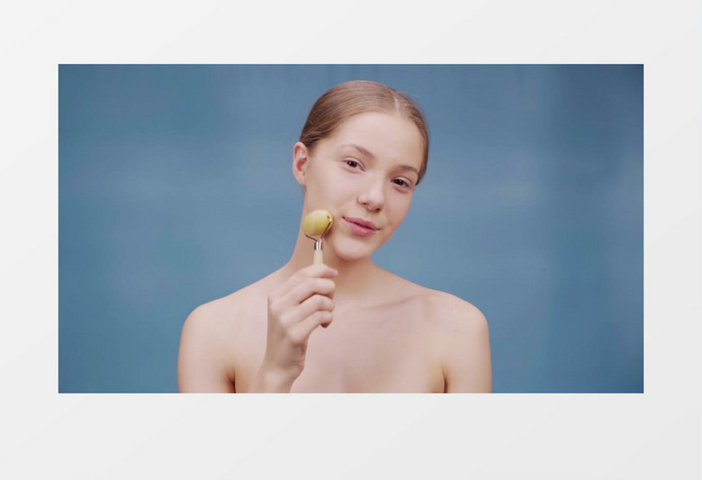 美女在用按摩仪按摩脸部实拍视频素材