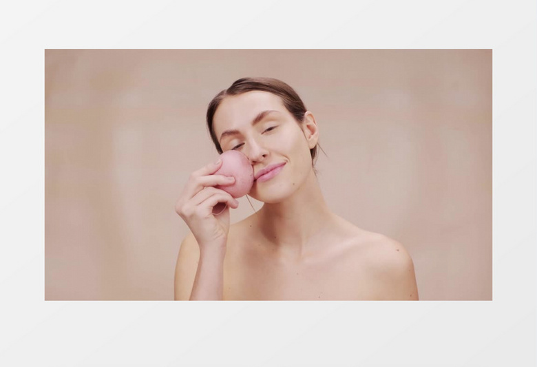 美女拿彩妆蛋在擦拭面部实拍视频素材