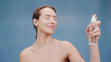 美女在脸上喷爽肤水实拍视频素材