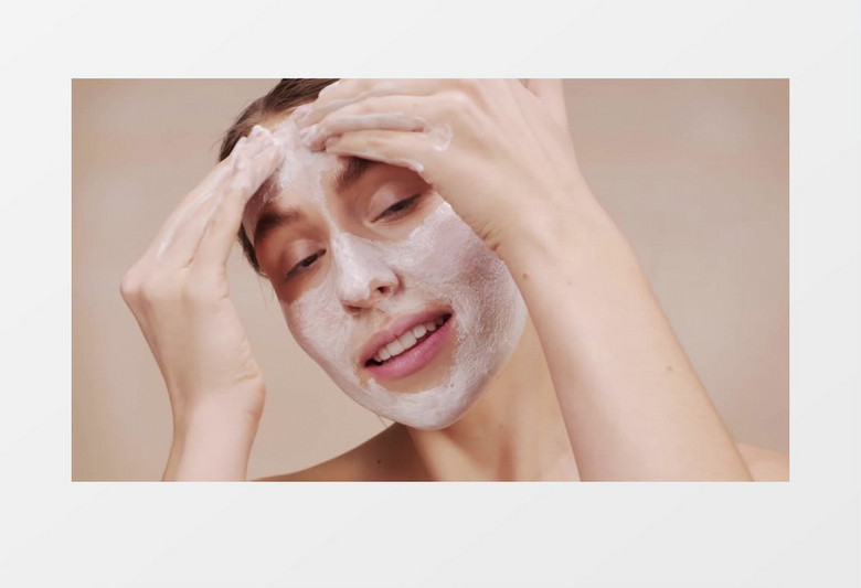 美女在面部按摩实拍视频素材