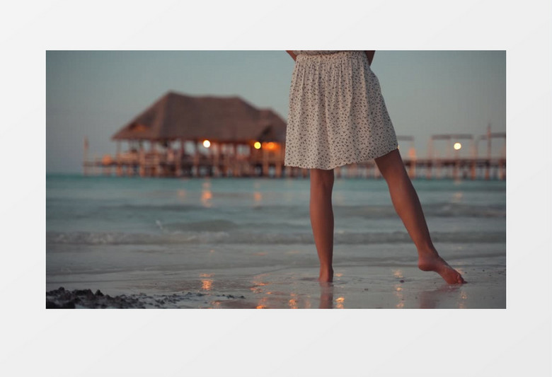 白色碎花裙女孩在海边踩水实拍视频素材
