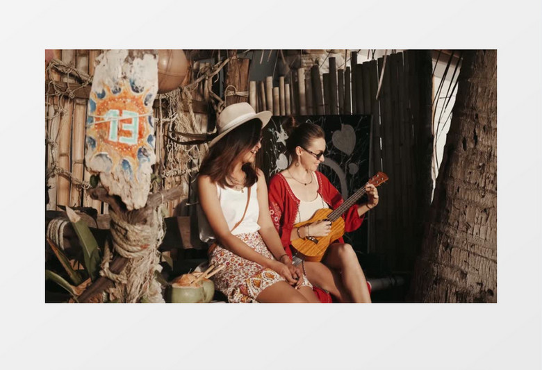 两个女孩在弹吉他实拍视频素材