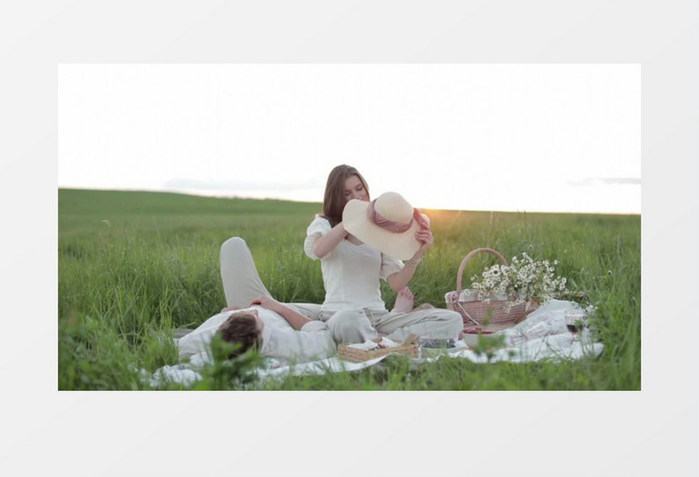 在草地上女孩在整理花篮实拍视频素材