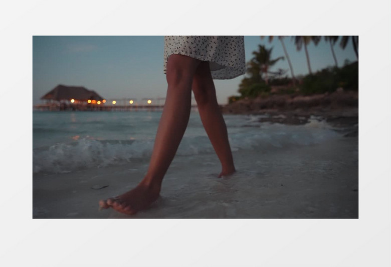 白色碎花裙女孩赤脚走在海边实拍视频素材