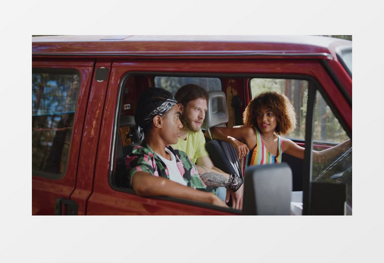 三个年轻人坐在车内交谈实拍视频素材