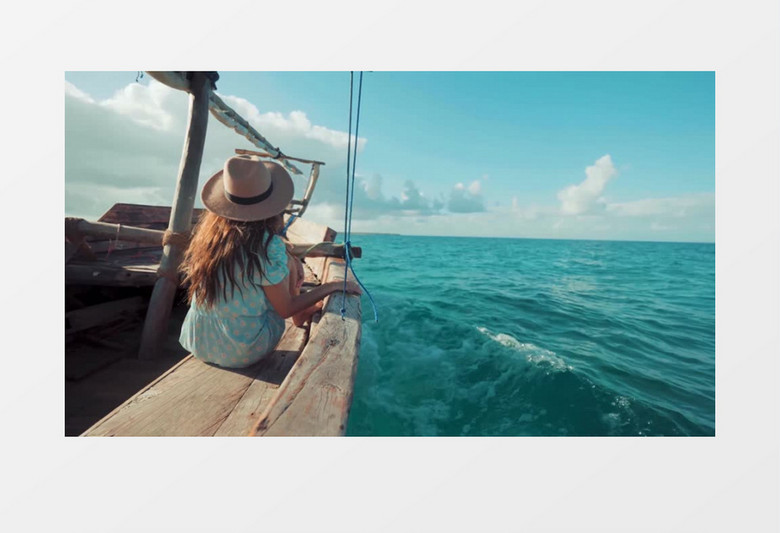 女孩坐在飞驰在海上的船板上实拍视频素材