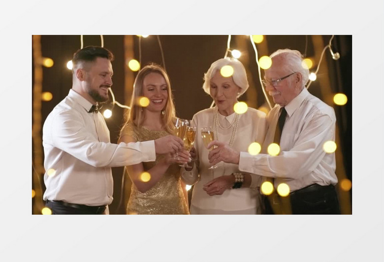 一家人举起香槟碰杯实拍视频素材