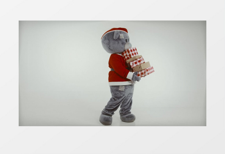 抱着礼物跳舞的圣诞节小熊实拍视频素材