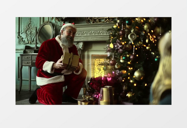 圣诞老人在整理摆放礼物实拍视频素材