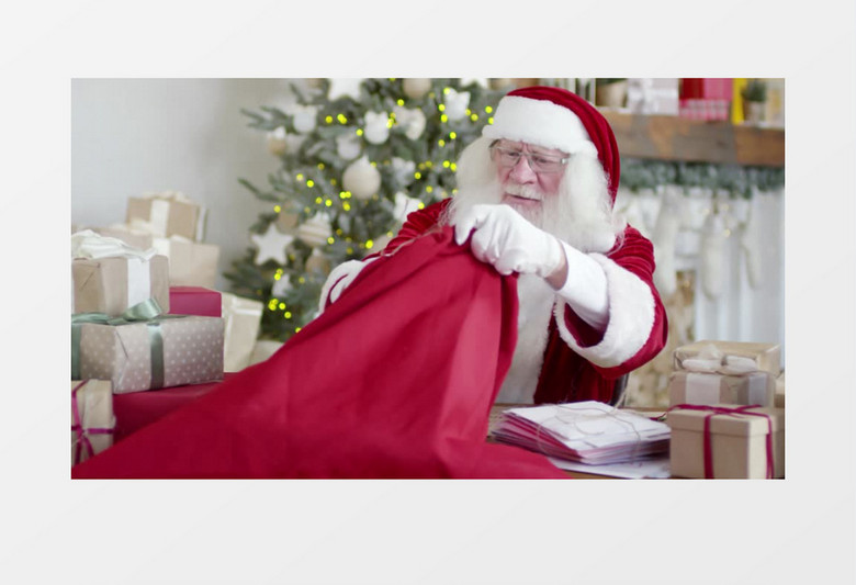 圣诞老人在往背包里装礼物实拍视频素材