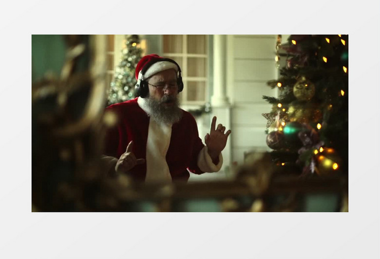 圣诞老人戴着耳机在开心舞蹈实拍视频素材