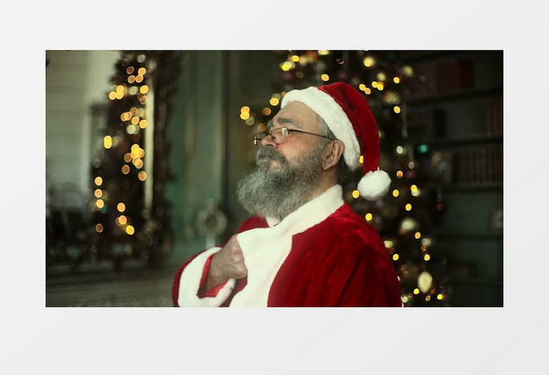 男人穿好圣诞老人服装实拍视频素材