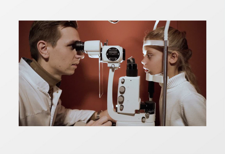 医生在仪器中给小女孩检查眼睛实拍视频素材