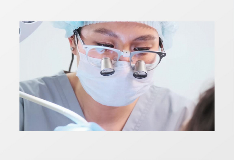 牙医在给患者治疗牙齿实拍视频素材
