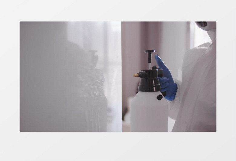 医护人员在喷洒药水消毒清洗实拍视频素材