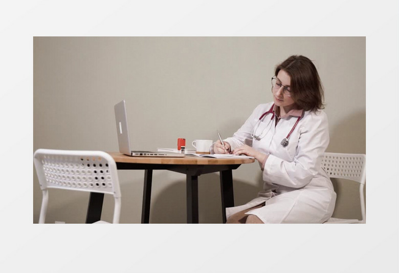 美女医生坐在桌前填写病例实拍视频素材