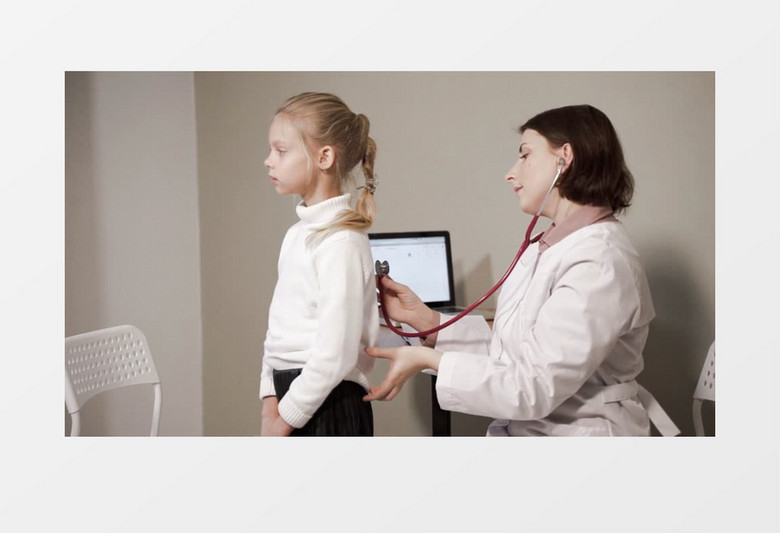 女医生在用听诊器给女孩检查身体实拍视频素材