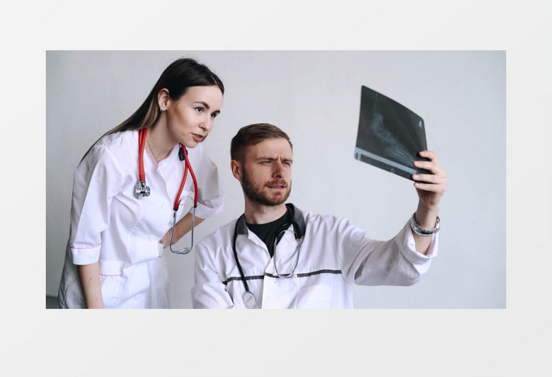 两个医生在讨论患者的X光片实拍视频素材