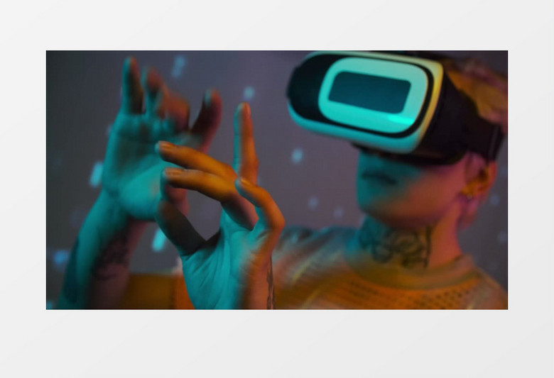 戴着VR眼镜的人和虚拟屏幕互动实拍视频素材