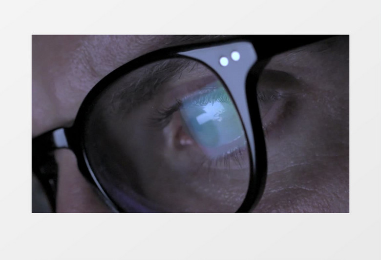 近焦实拍戴着眼镜的男人眼球变化实拍视频素材