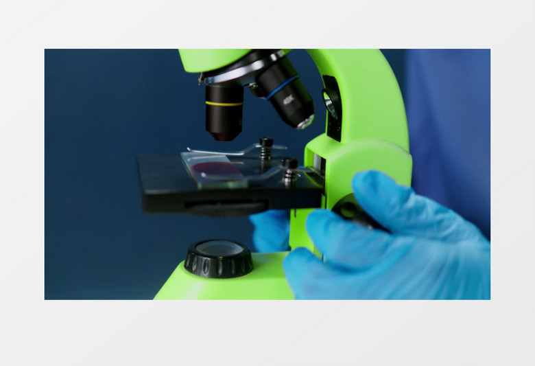 医生在绿色的显微镜下观察样本实拍视频素材