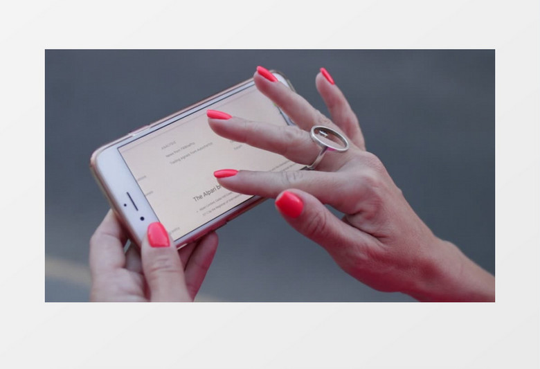 涂粉色指甲油的女人在用手机浏览简历实拍视频素材